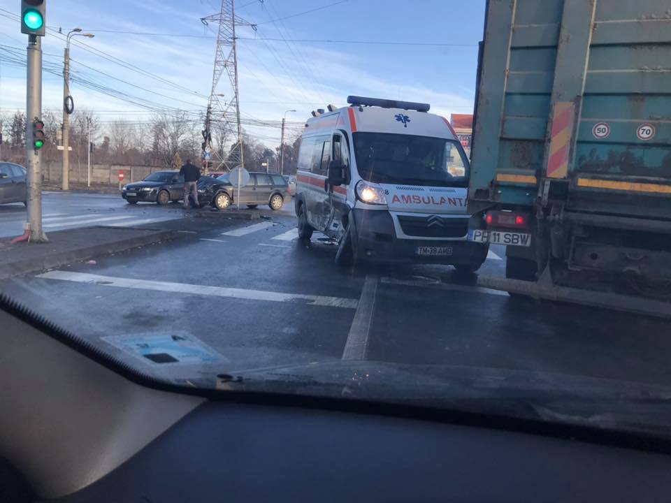 Ambulanţă ce transporta o pacientă, implicată într-un accident în Timișoara