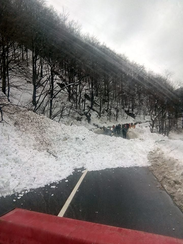 O nouă avalanșă a îngreunat traficul pe DN 66 Petroșani – Bumbești Jiu