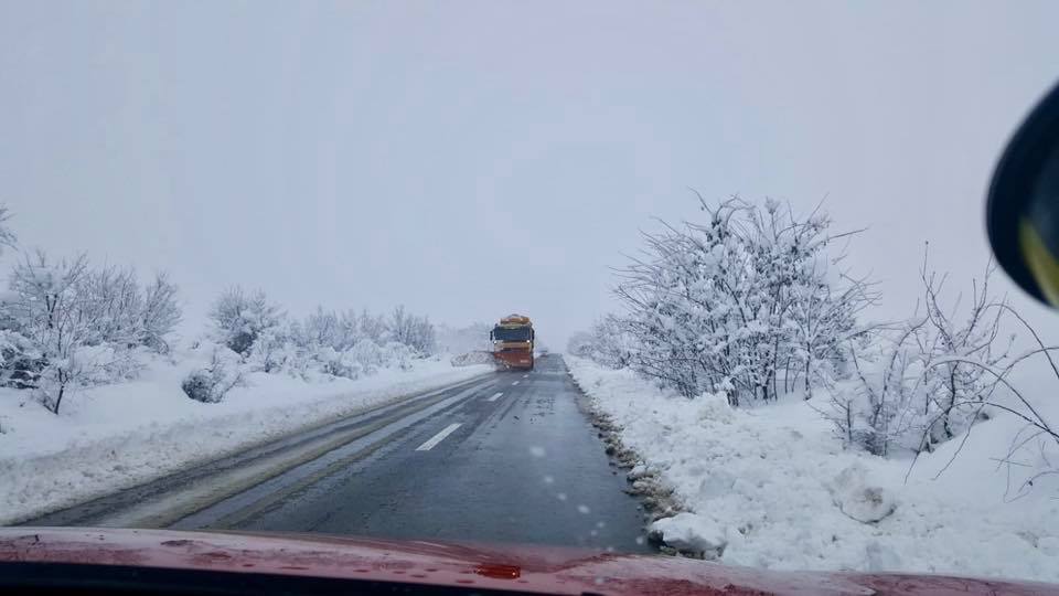 Drumuri deschise traficului în vestul țării. Cod galben de ninsori și viscol