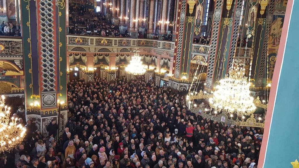 FOTO/ Mii de credincioși au luat parte la sfințirea picturii din Catedrala Arhiepiscopală Sfânta Treime din Arad