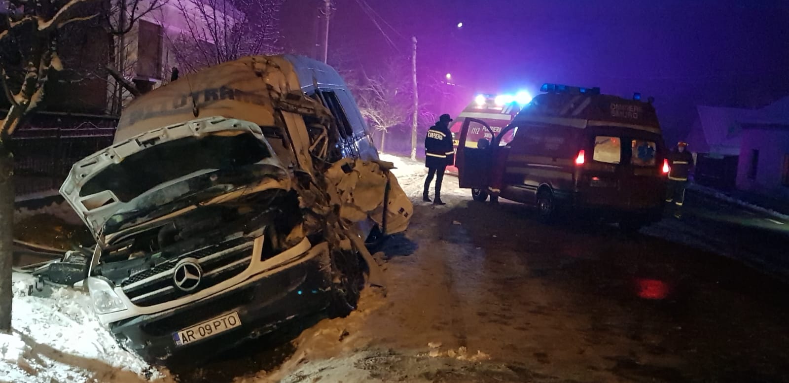 Grav accident în Lipova între un microbuz și un TIR. Un mort și 12 răniți