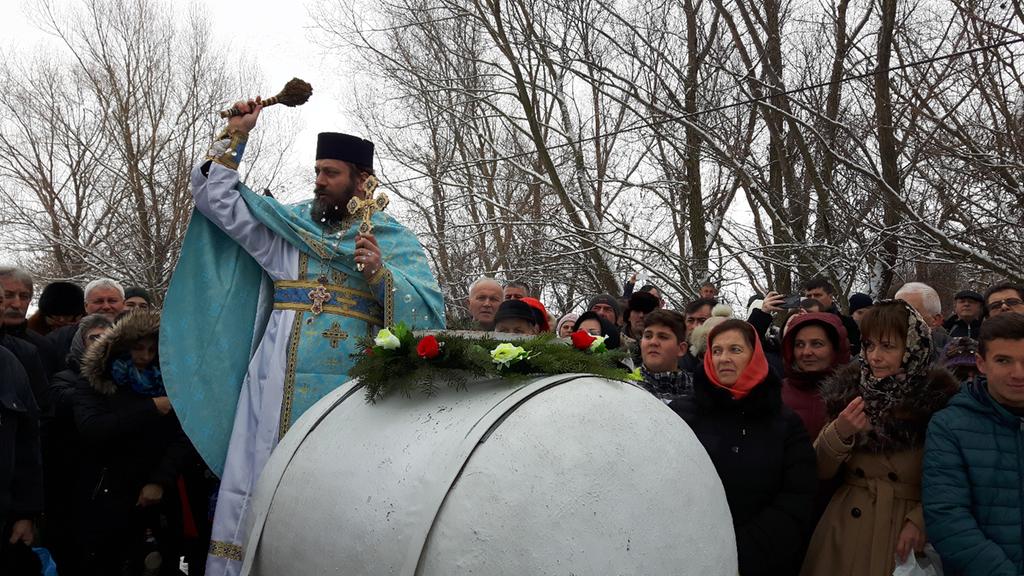 FOTO/ Slujba de sfințire a apelor la mănăstirea Hodoș-Bodrog