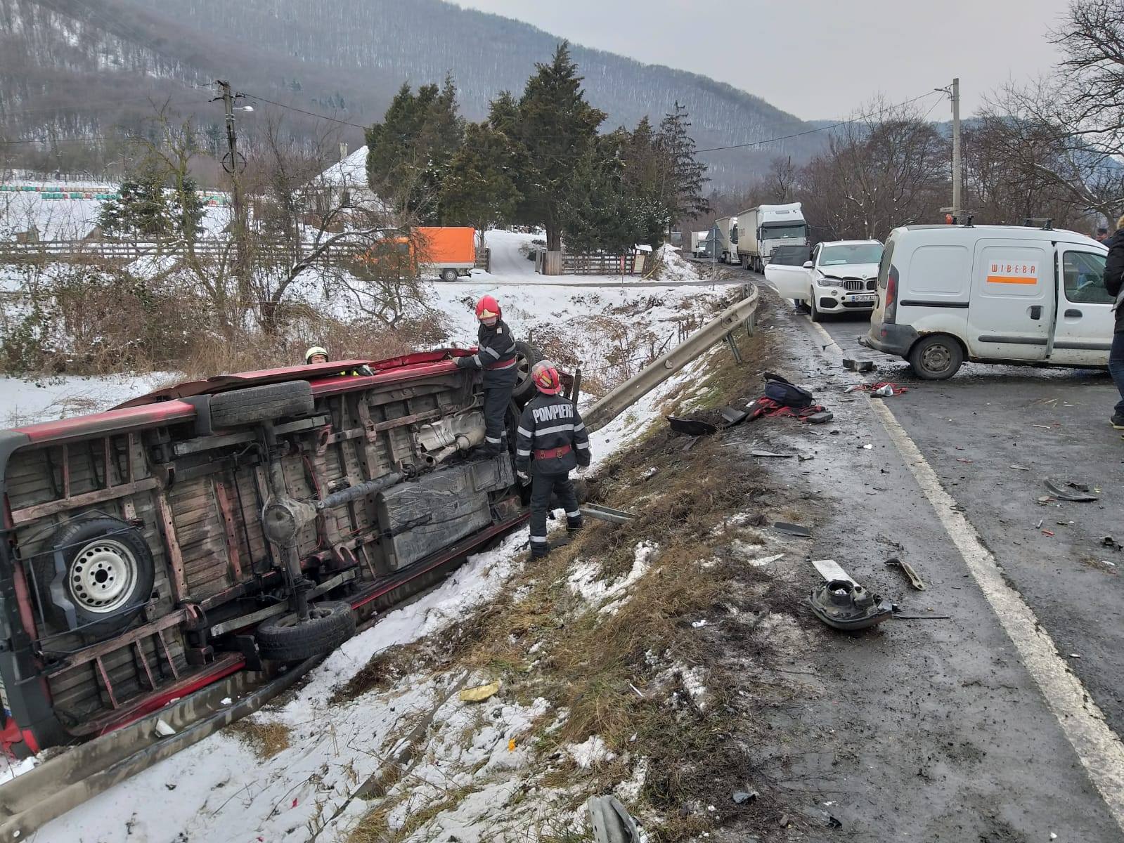 Cinci maşini, între care şi un microbuz de călători, implicate într-un accident pe DN 7