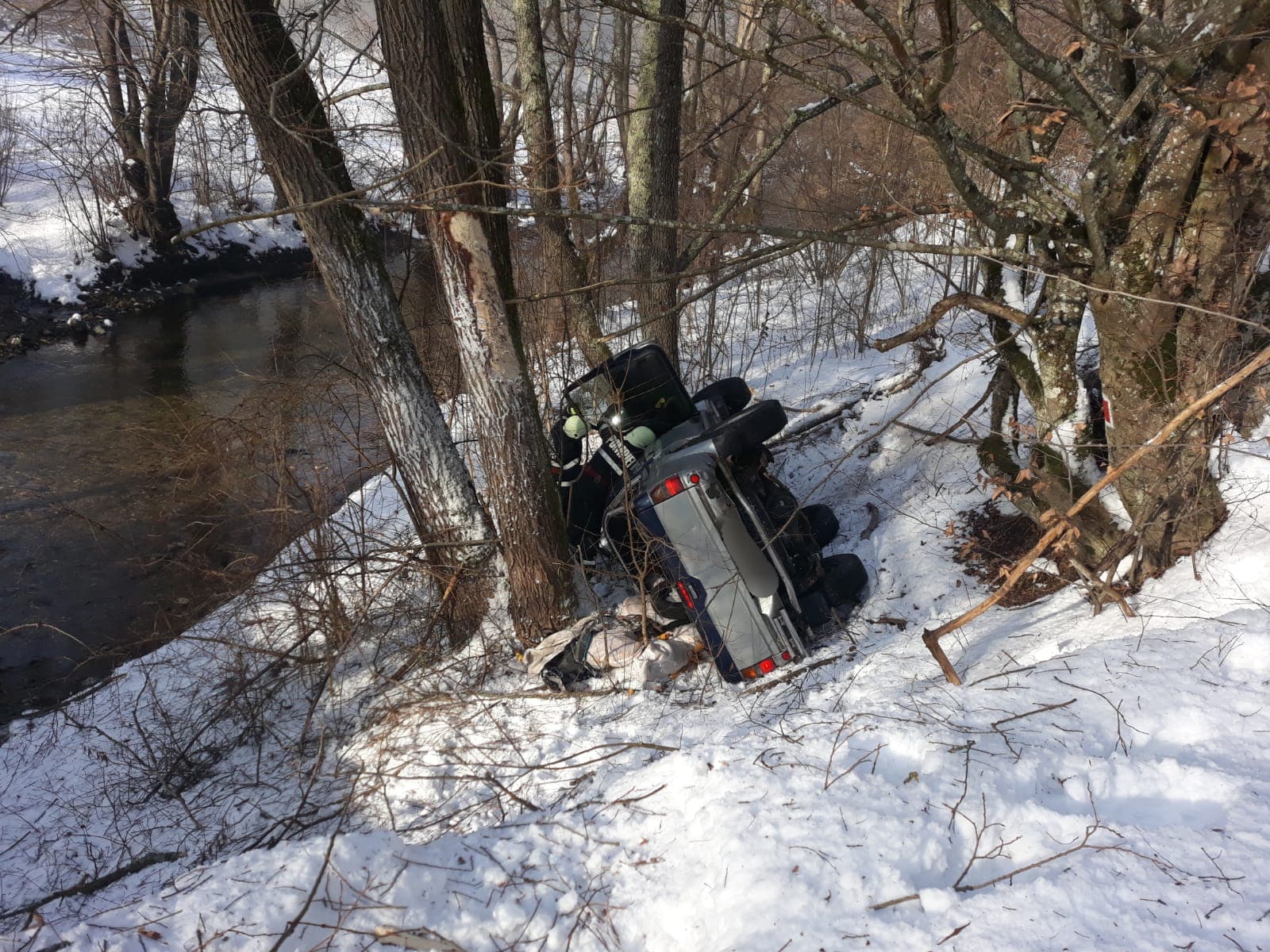 FOTO/ Un autoturism a plonjat în albia unui râu din Caraș-Severin