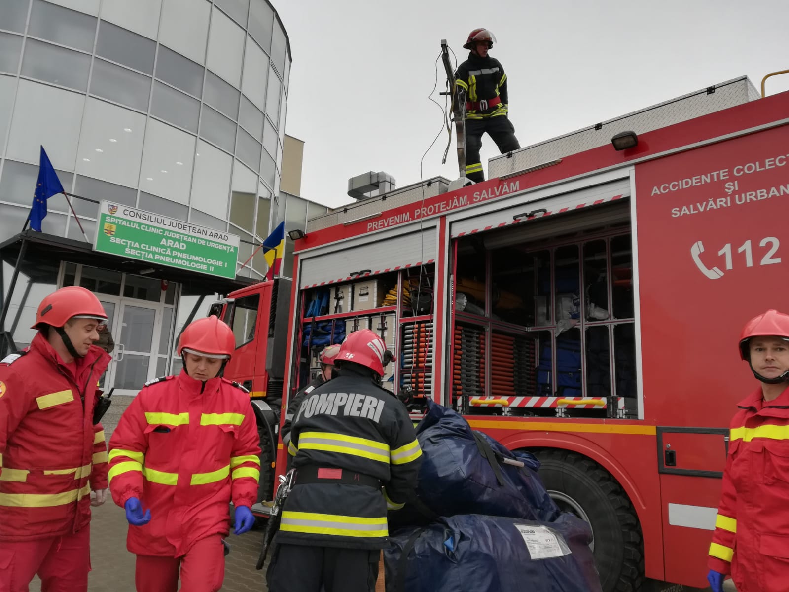 FOTO/ Exercițiu amplu al pompierilor arădeni la secția TBC a spitalului județean