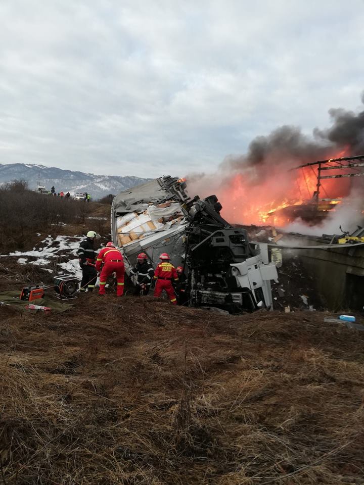 Teribil accident în Caraș-Severin. TIR-uri cuprinse de flăcări, doi șoferi decedați