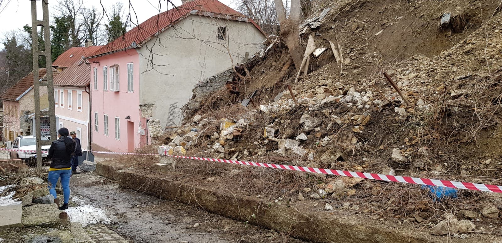 FOTO/ Casă din Oravița, afectată de o alunecare de teren