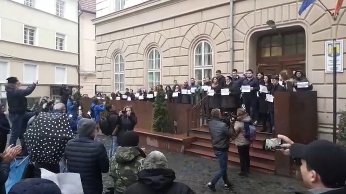 Protest în tăcere al magistraților timișoreni în fața Palatului Dicasterial