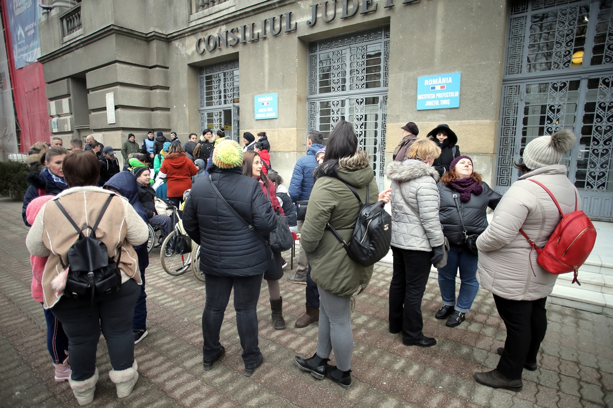 Părinții copiilor cu dizabilități și persoane cu deficiențe au protestat în fața Prefecturii Timiș