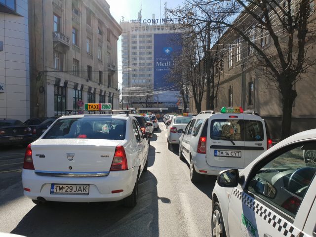 Taximetriștii din Timișoara se pregătesc să plece la protestul din București