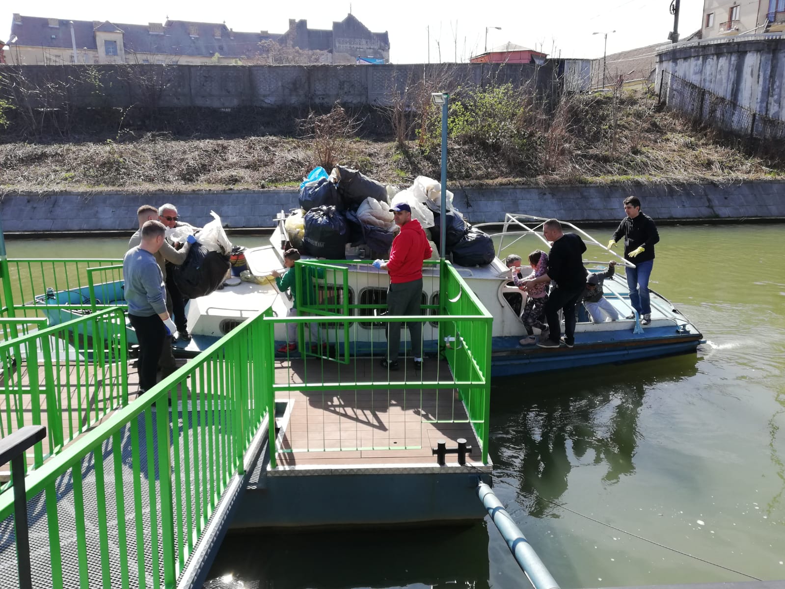 Timișorenii din cartierul Plopi și angajații ABAB se mobilizează ca să curețe zona canalului Bega