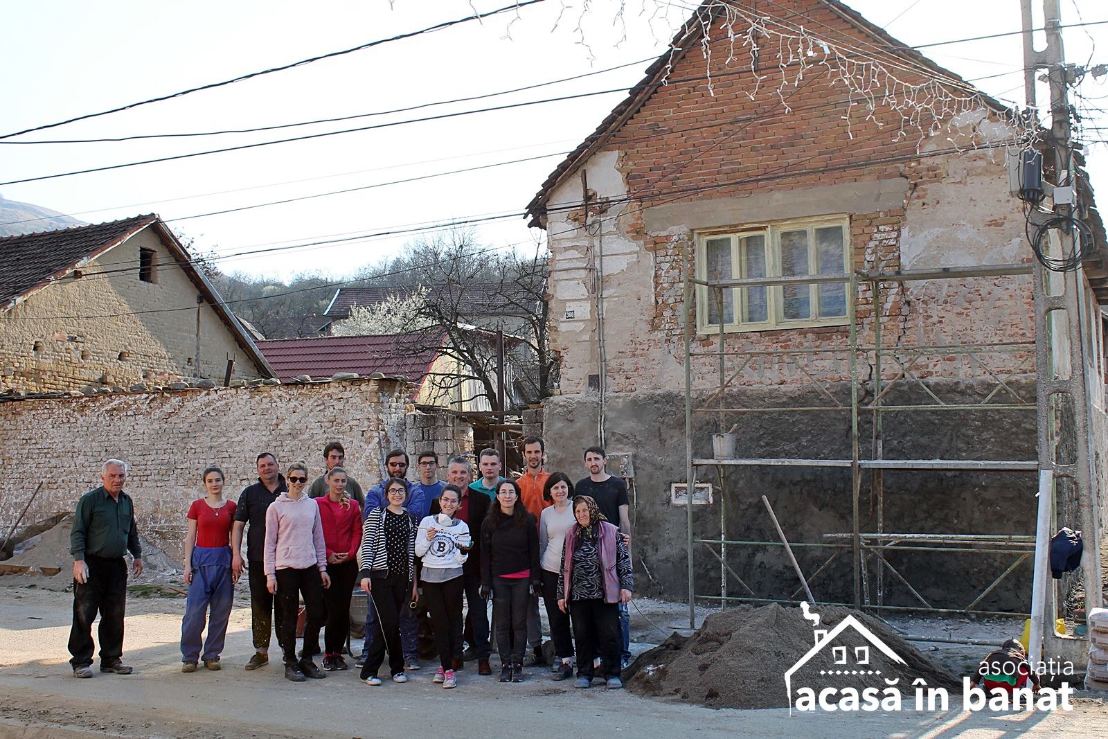 Asociaţia Acasă în Banat a mobilizat voluntari pentru refacerea a 14 locuințe, de la începutul anului