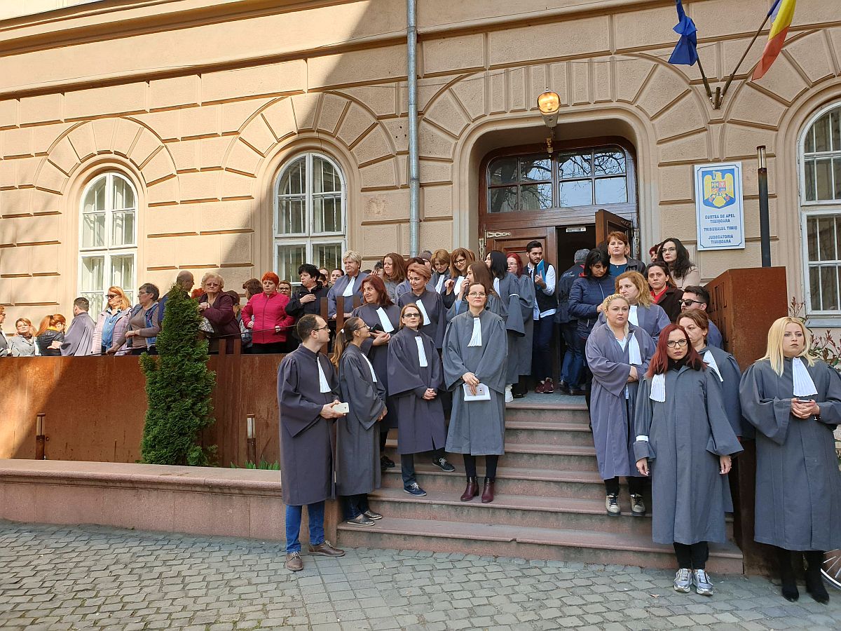 Protest spontan al grefierilor în fața Palatului Dicasterial din Timișoara