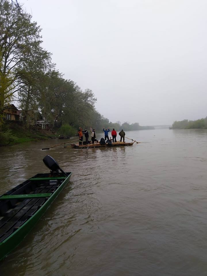 Expediție inedită: Opt pompieri din Harghita au traversat Aradul, pe apele Mureșului, ca să le ducă un dar colegilor din Szeged