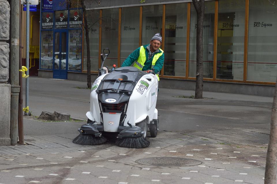 Continuă curățenia în Timișoara. Echipele de la salubritate acționează simultan în sudul și nordul orașului/ Program