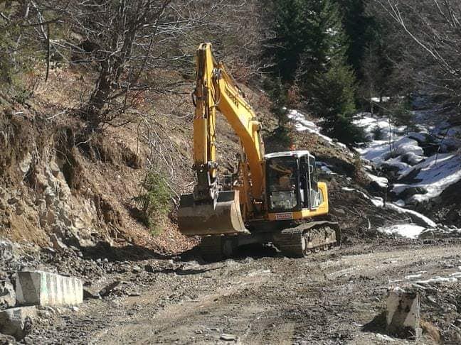 Mobilizare pentru refacerea drumului de acces spre stațiunea Parâng