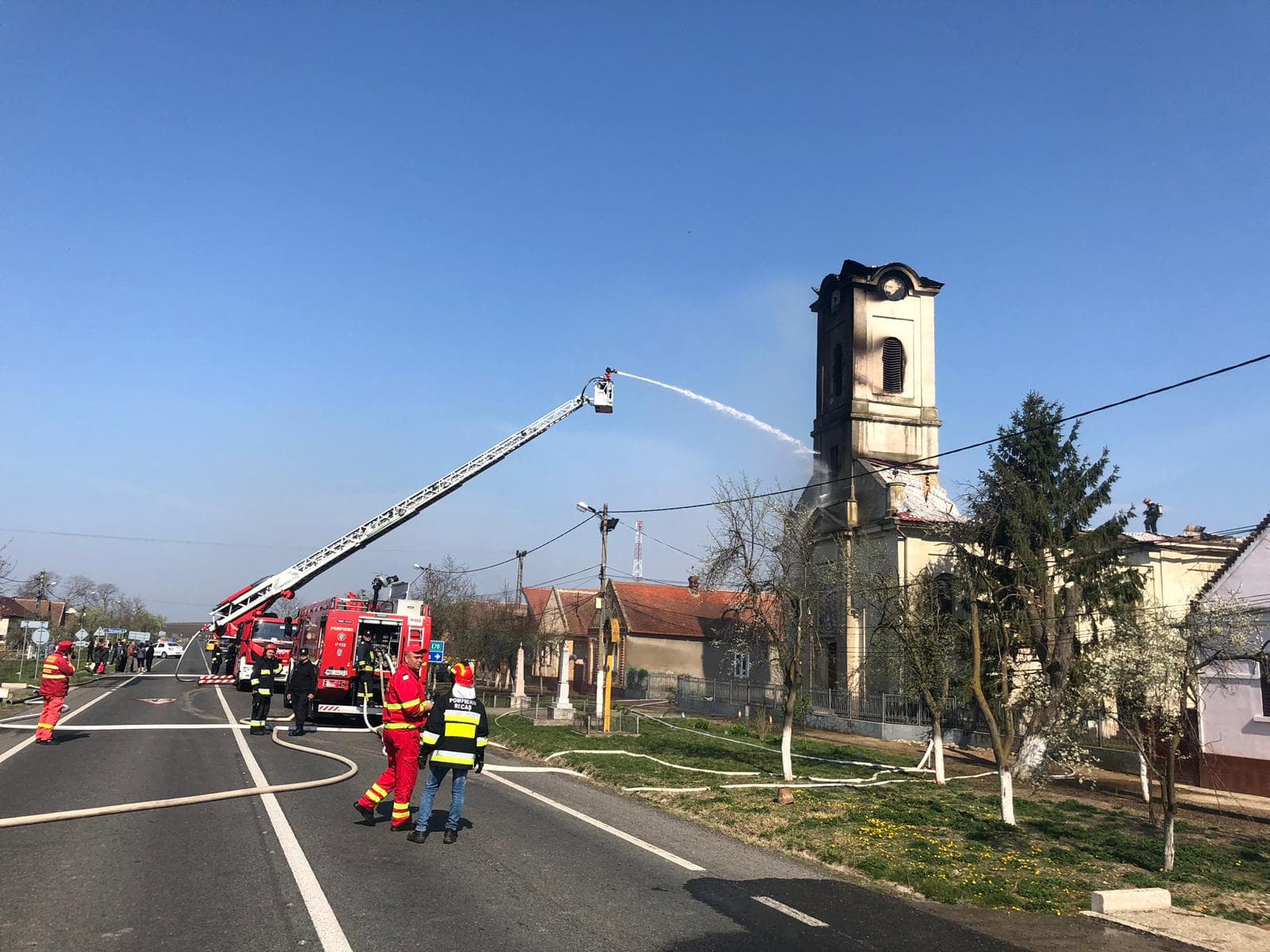 Tavanul bisericii din Șuștra, mistuită de flăcări, riscă să se prăbușească. Lăcașul va fi refăcut din donații