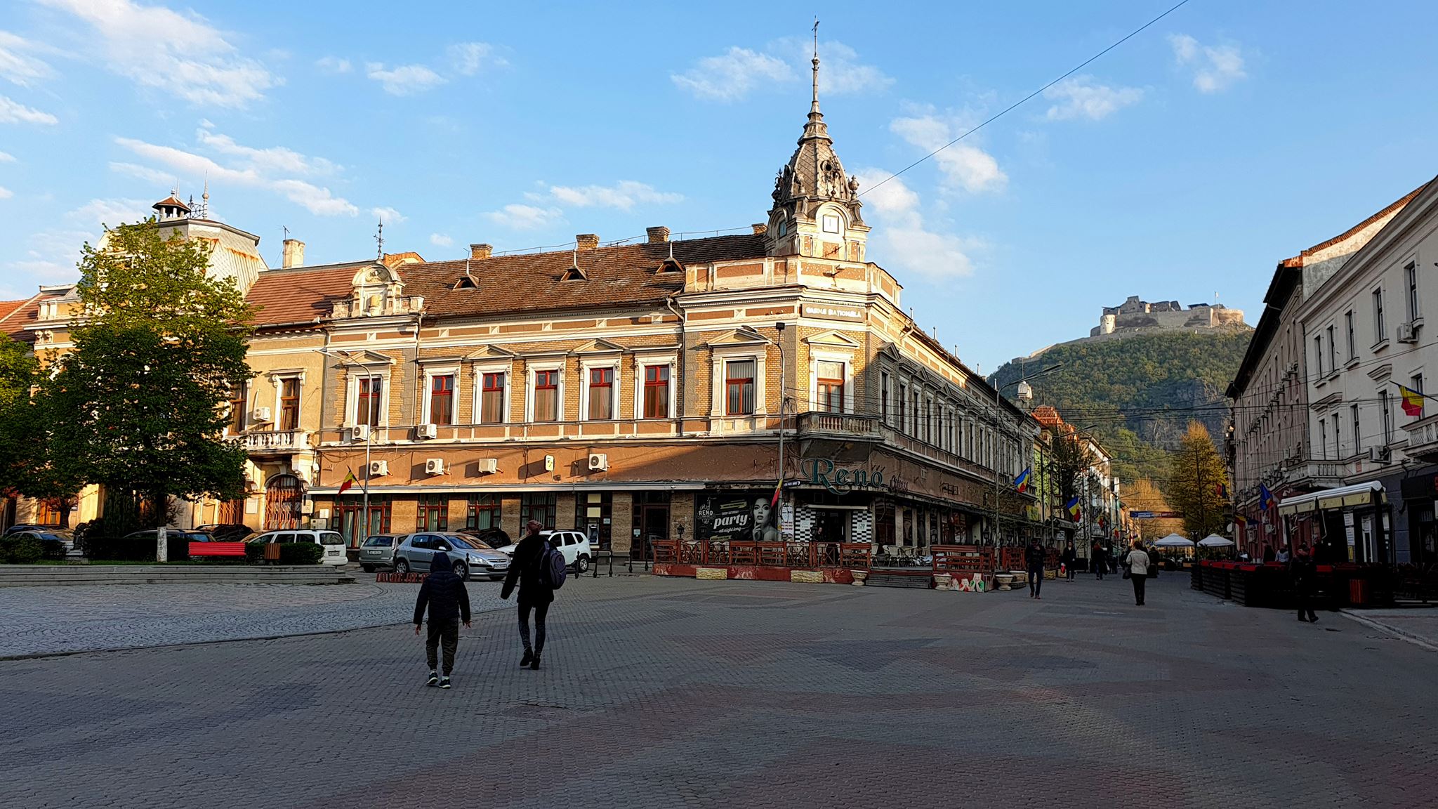 Elevii din Deva vor primi bursele sociale în avans, pe două luni