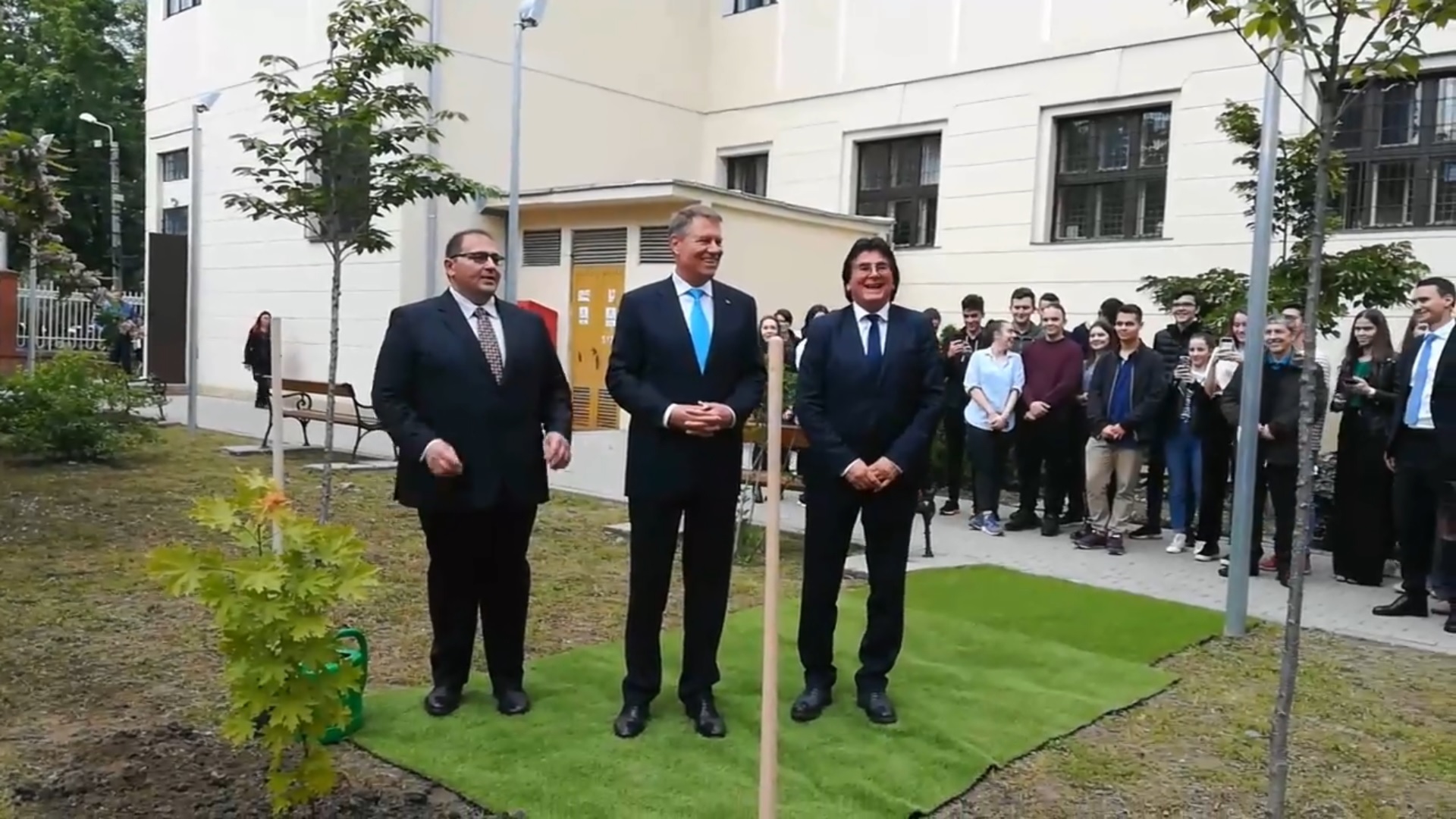 Președintele Klaus Iohannis a plantat un pui de stejar în curtea Colegiului Loga