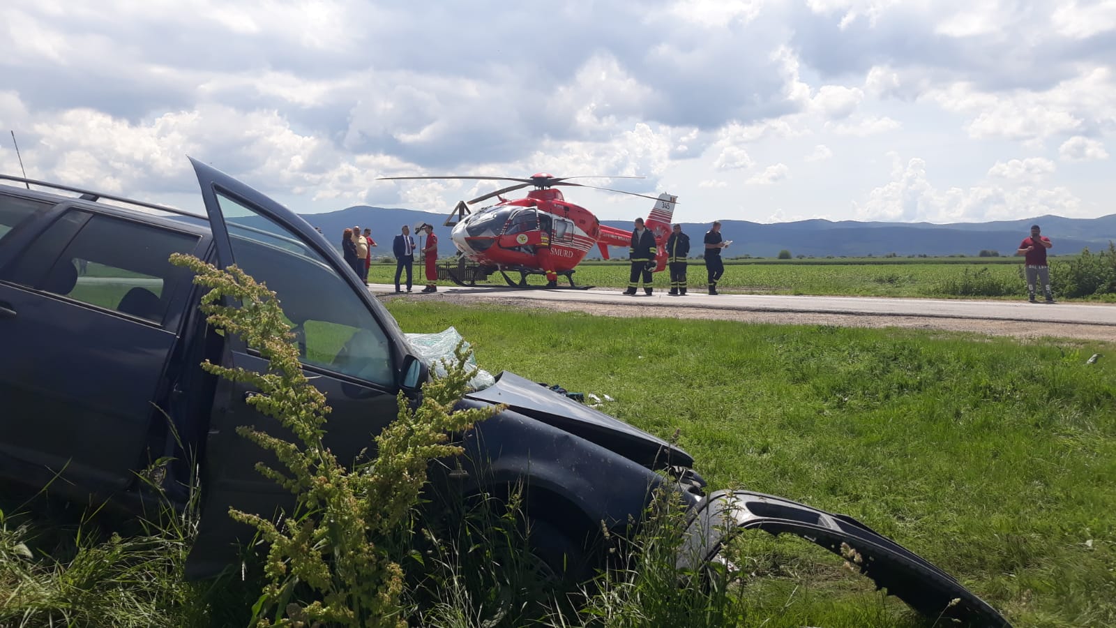 Cinci răniţi după ce două mașini s-au ciocnit frontal pe un drum judeţean din Arad