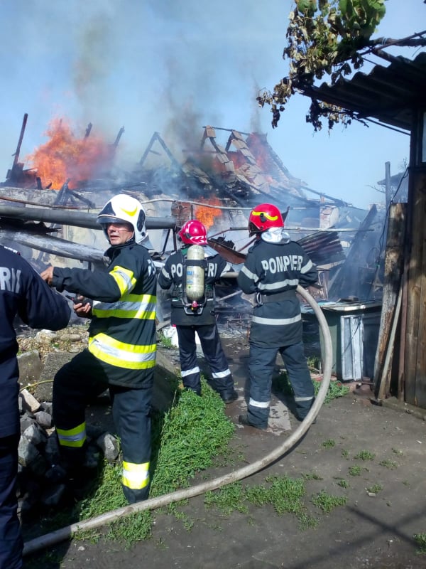 FOTO/ Incendiu la o casă din Sânnicolau Mare