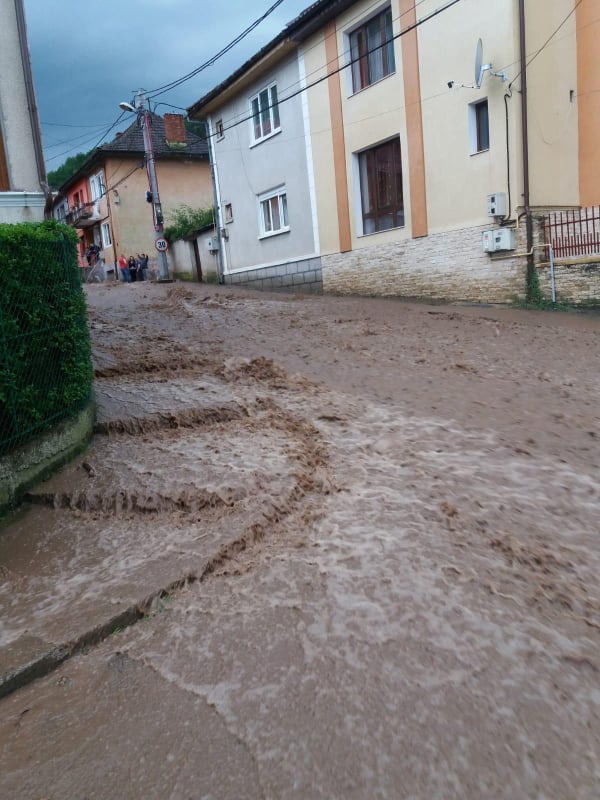 Străzi, curţi şi beciuri inundate la Reşiţa