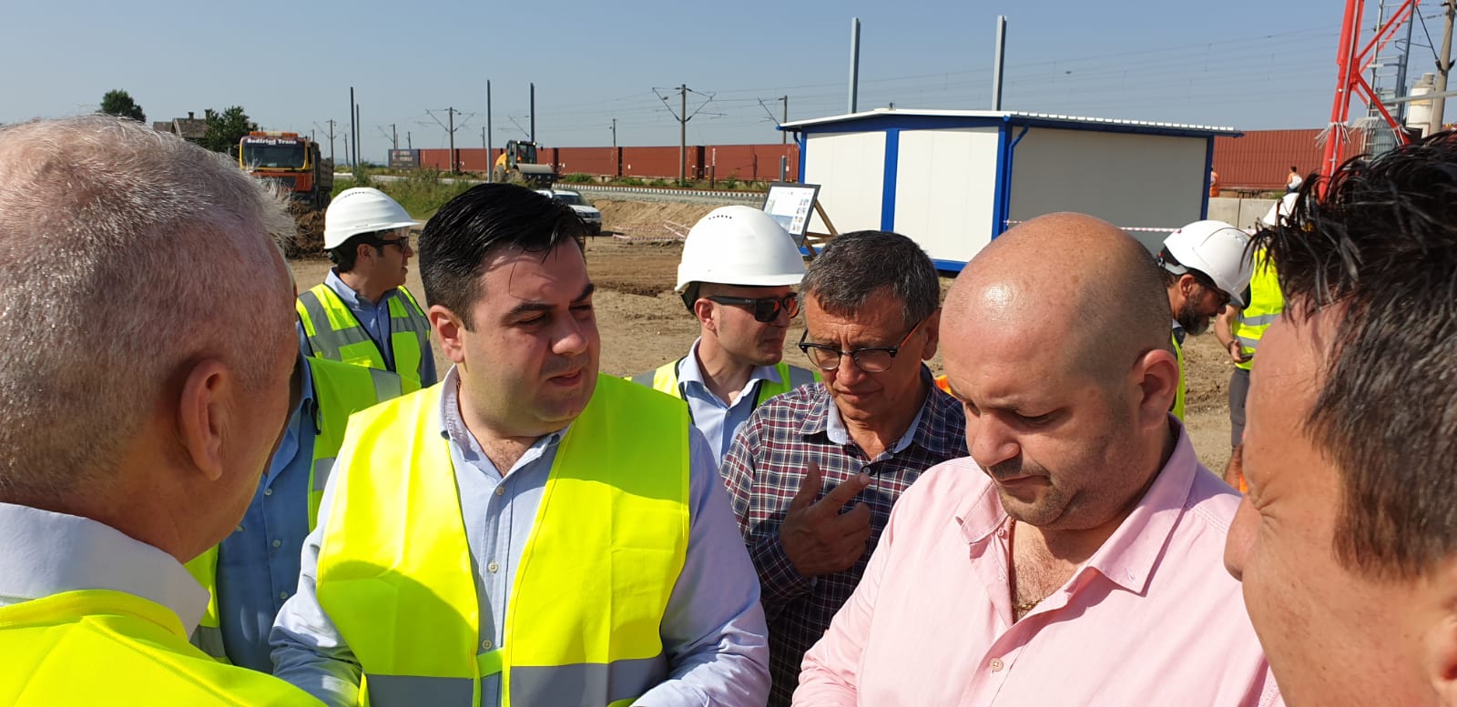 Ministrul Transporturilor acuză constructorul liniei ferate Curtici – Simeria că nu-şi plăteşte subcontractorii români