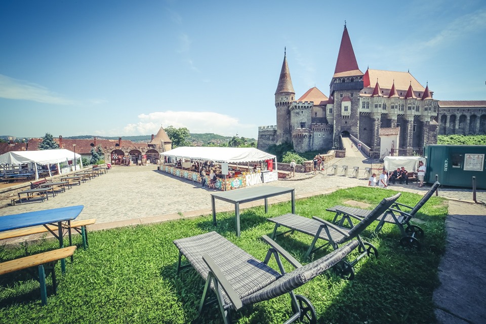 Cel mai mare picnic cu fructe de mare, la poalele Castelului Corvinilor