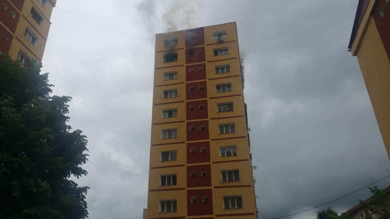 Incendiu într-un bloc cu zece etaje din Reșița. Locatarii au fost evacuați