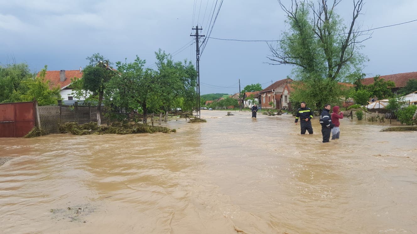 Cod roşu de inundaţii pe râuri din judeţele Timiş, Caraş Severin, Hunedoara şi Arad