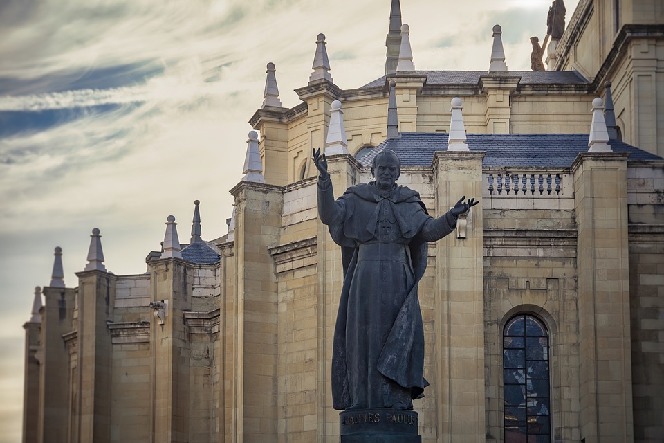 AUDIO / Despre copilăria din cuvântul „papă” și fericirea din cuvântul „beatificare”