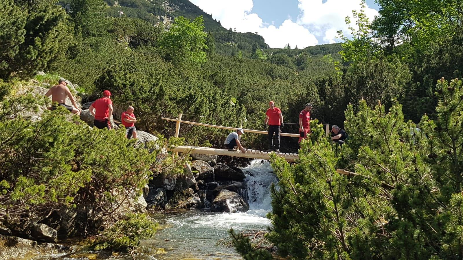 Trasee turistice închise în Hunedoara. Salvamontiștii încep să refacă indicatoarele