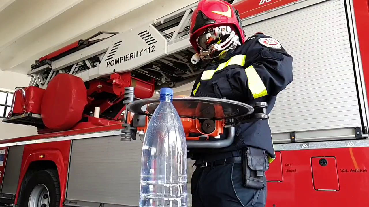 Senzația zilei. Un pompier arădean deschide sticla de apă cu motofierăstrăul și câștigă #bottlecapchallenge