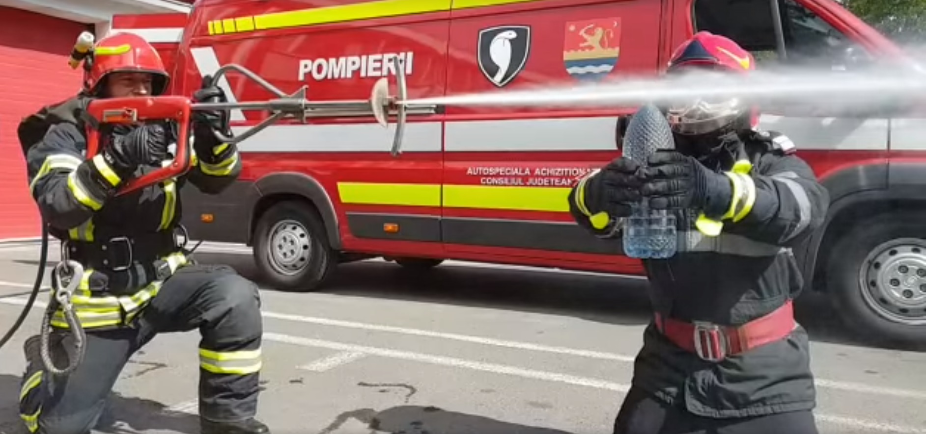 VIDEO/ Măiestrie dusă la extrem. Pompierii de la ISU Timiș desfac capul unei sticle cu jetul sub presiune