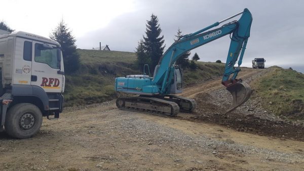 De mâine se lucrează non-stop la drumul spre stațiunea Parâng