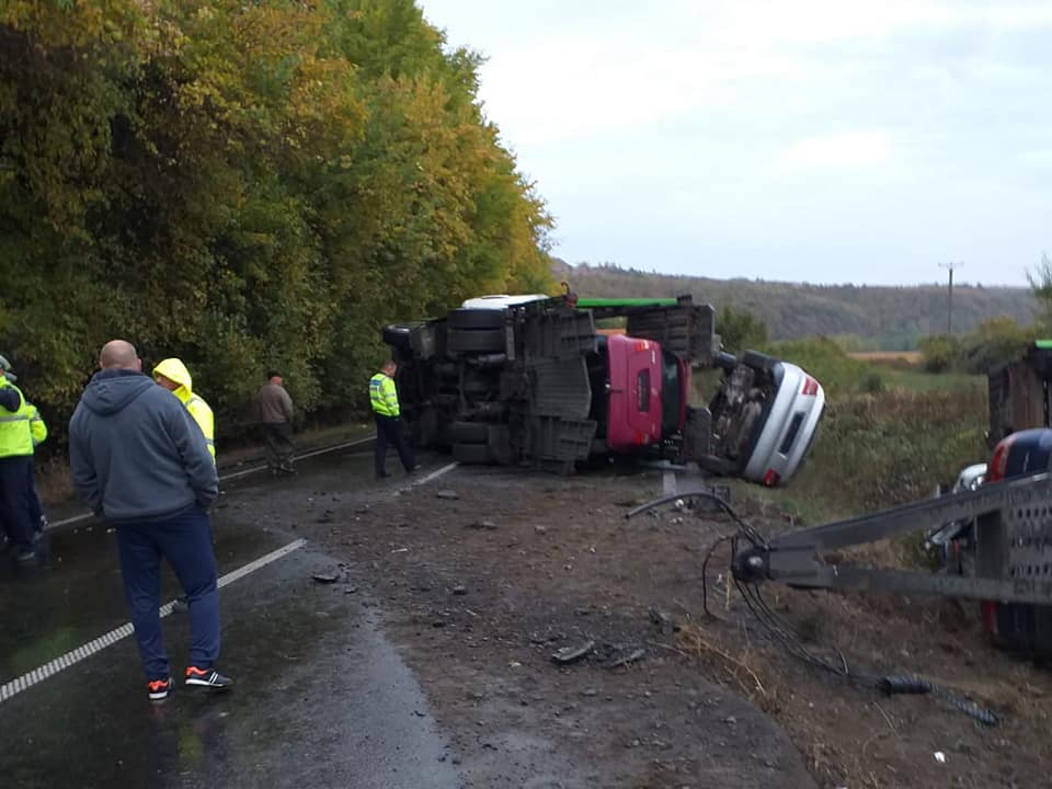 Circulație blocată pe DN 7 în Arad, din cauza unui tir răsturnat