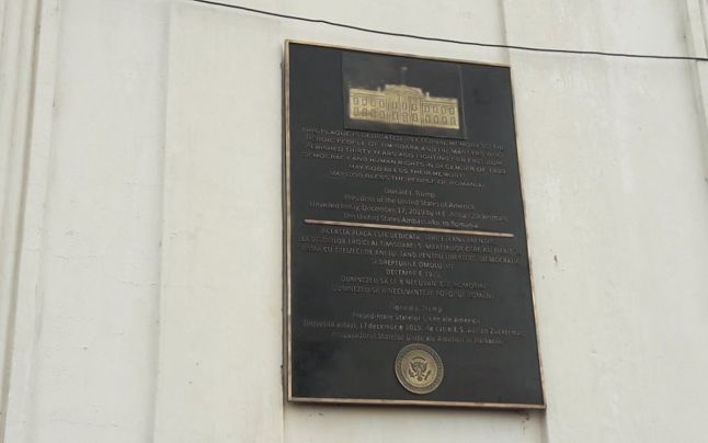 A fost dezvelită placa trimisă de Donald Trump la Timișoara, dedicată eroilor Revoluției