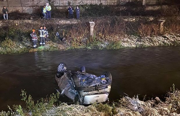 Accident soldat cu un mort și un rănit după ce mașina a căzut în Bârzava