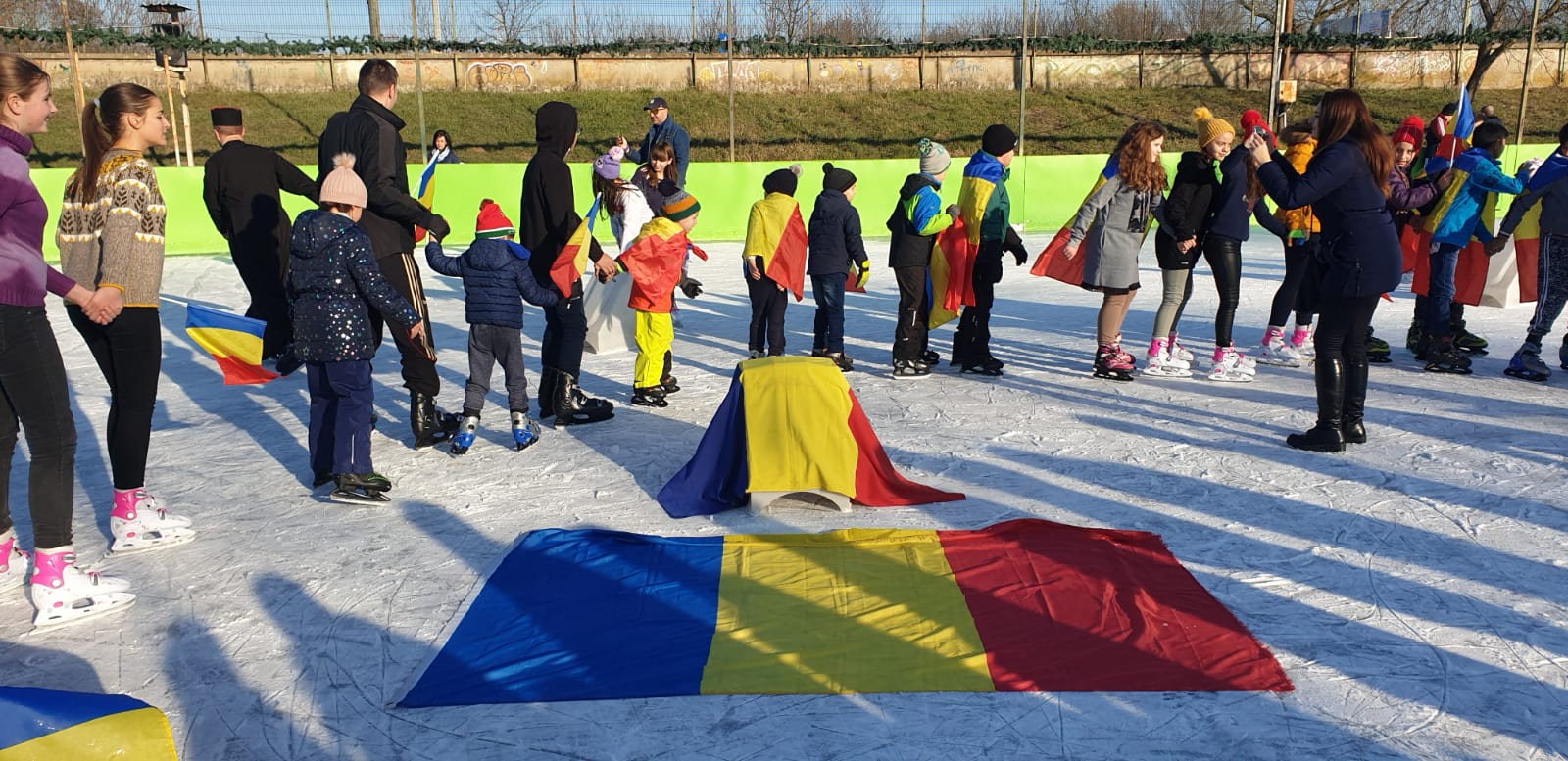 Hora Unirii pe patinoarul din Arad