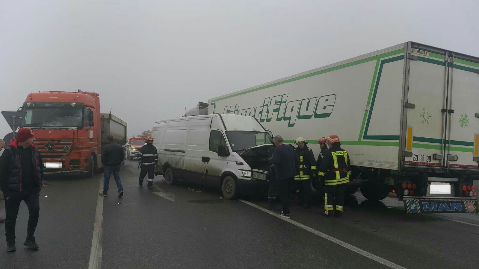 Accident între două autotrenuri și un microbuz în Timiș