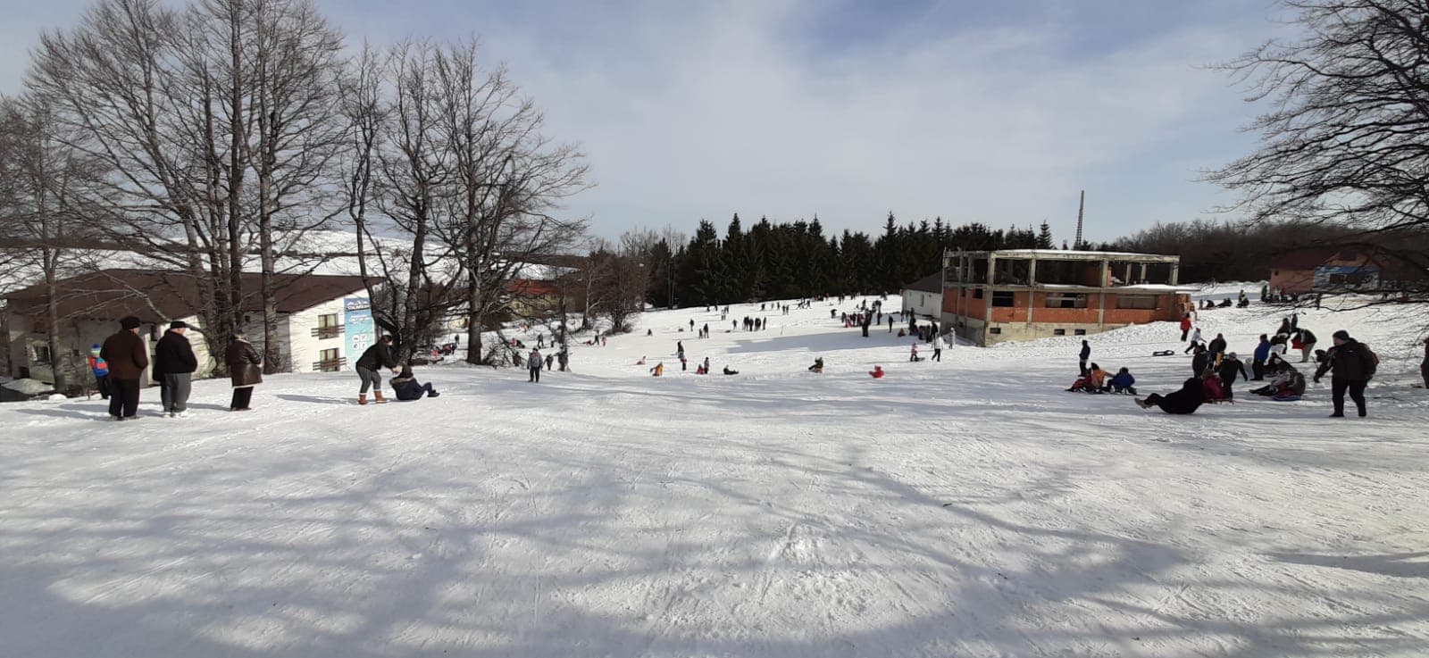 Strat nou de zăpadă în Munții Banatului. Recomandări pentru șoferi