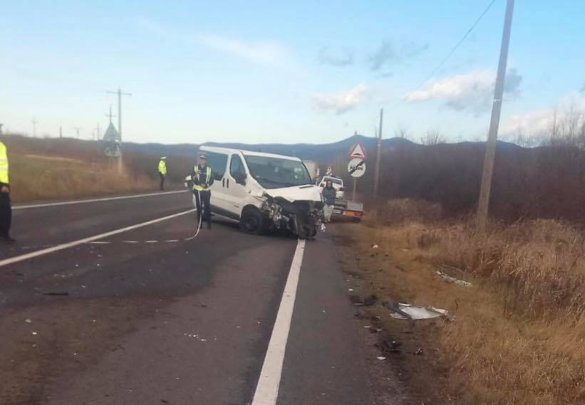 Impact violent între două microbuze și un autoren pe DN 6