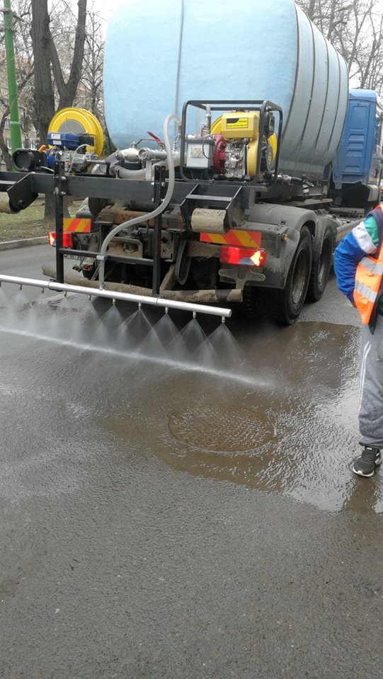 Trotuarele din Arad, spălate noaptea cu o substanță pe bază de clor