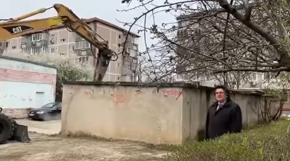 “Garajiada” continuă la Timișoara. Primarul Robu a anunțat că a demolat garajul fiului său