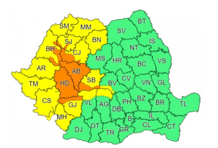 Avertizări de furtuni și ploi torențiale în vestul țării