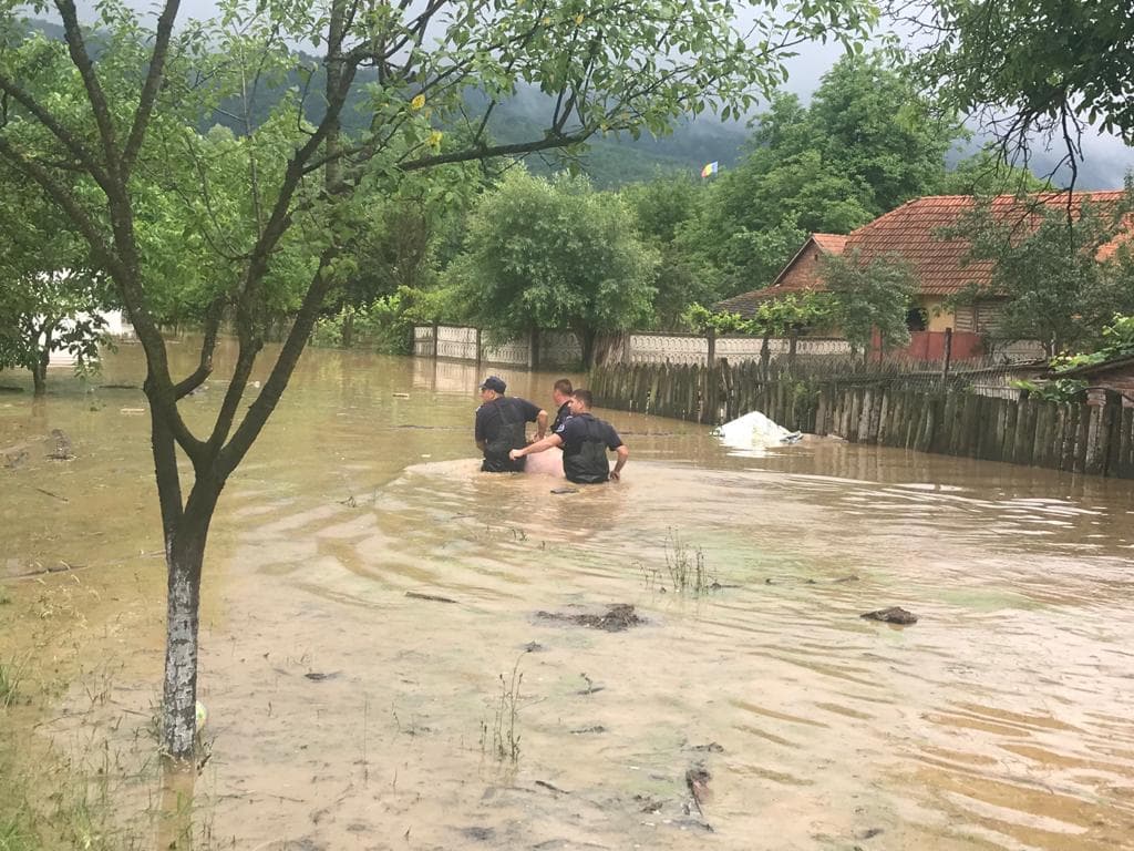 Cod roşu de inundaţii pe râuri din judeţele Timiş şi Caraş-Severin