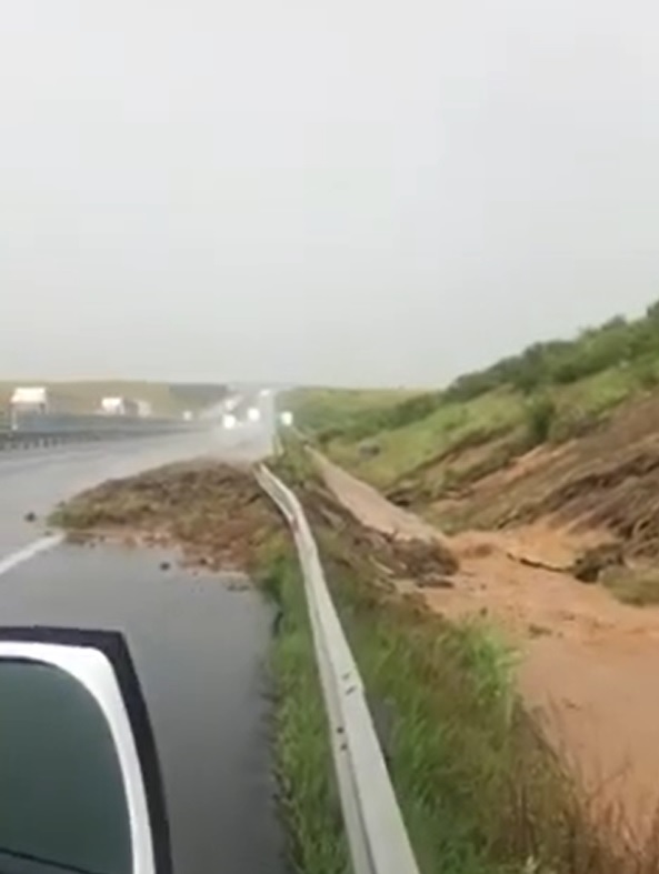 Pământ surpat pe autostrada A1 Timișoara – Arad, din cauza ploilor. Circulație îngreunată pe mai multe drumuri