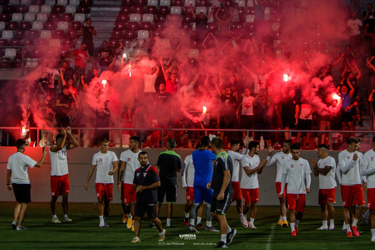 Antrenament la ceas de seară, pe noua arenă. Arădenii, încurajați de 150 de fani