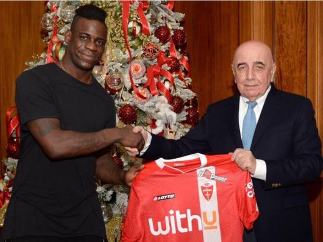 Balotelli a bătut palma cu echipa lui Silvio Berlusconi