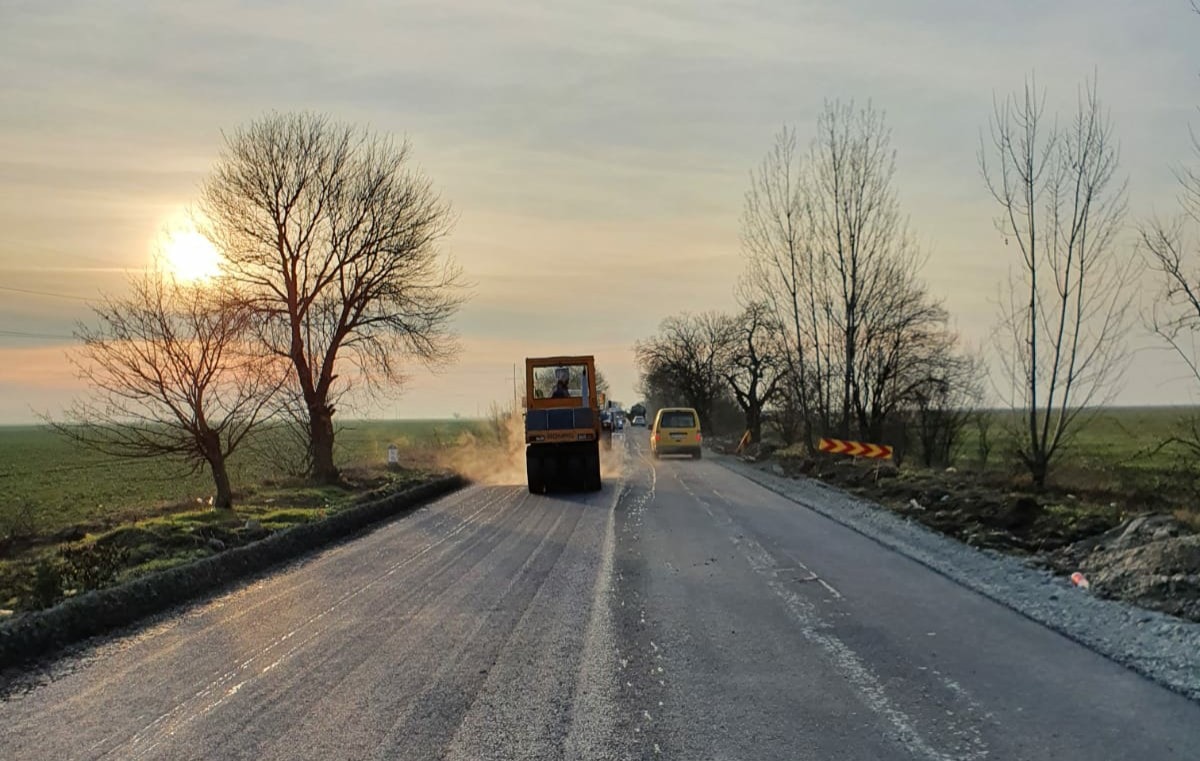 Consiliul Județean Arad dispune refacerea lucrărilor pe cel mai circulat drum județean, pe banii constructorului